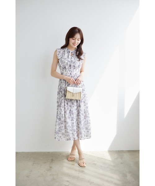 tocco closet（トッコ　クローゼット）の「リボン付きウエストシャーリングアンティークフラワープリントプリーツワンピース（ワンピース・レディース・チャコールグレー/バーガンディー・M）」の3枚目の写真