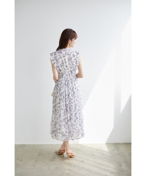 tocco closet（トッコ　クローゼット）の「リボン付きウエストシャーリングアンティークフラワープリントプリーツワンピース（ワンピース・レディース・チャコールグレー/バーガンディー・M）」の6枚目の写真