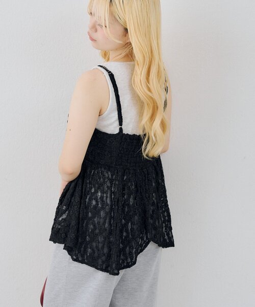 continuer de NICE CLAUP(コンティニューデナイスクラップ)の「胸元のリボンツイストがかわいい、キャミブラウス(シャツ/ブラウス・レディース・チェック/ブラック/オフホワイト/ドット・FREE)」の7枚目の写真