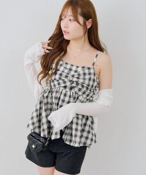 continuer de NICE CLAUP(コンティニューデナイスクラップ)の「胸元のリボンツイストがかわいい、キャミブラウス(シャツ/ブラウス・レディース・チェック/ブラック/オフホワイト/ドット・FREE)」の12枚目の写真