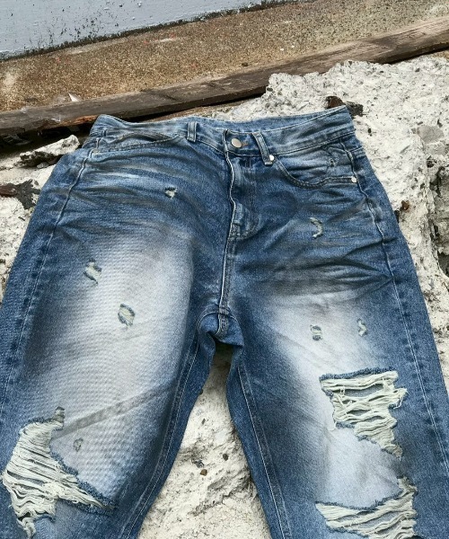 Chikashitsu +(チカシツプラス)の「【Chikashitsu +】super-destroyed damage wide denim pants / 【チカシツプラス】スーパーデストロイドダメージワイドデニムパンツ(デニムパンツ・メンズ・ブルー・M/S)」の2枚目の写真