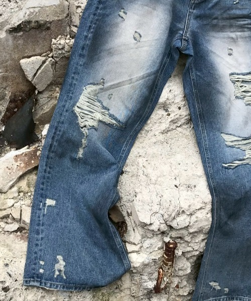 Chikashitsu +(チカシツプラス)の「【Chikashitsu +】super-destroyed damage wide denim pants / 【チカシツプラス】スーパーデストロイドダメージワイドデニムパンツ(デニムパンツ・メンズ・ブルー・M/S)」の4枚目の写真