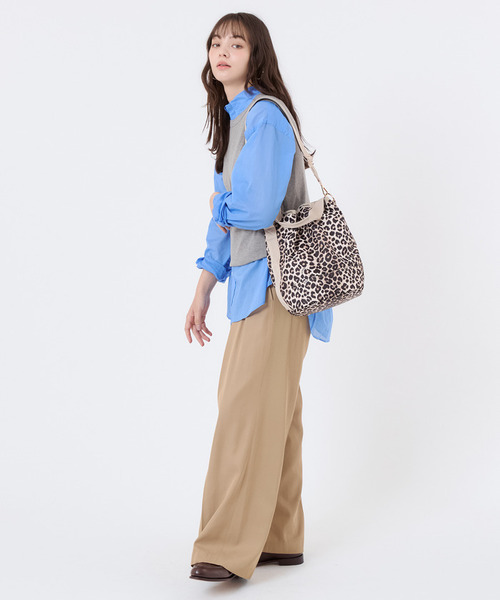 LeSportsac(レスポートサック)の「CONVERTIBLE BUCKET BAG ラテレオパード(ショルダーバッグ・レディース・ベージュ・FREE)」の3枚目の写真