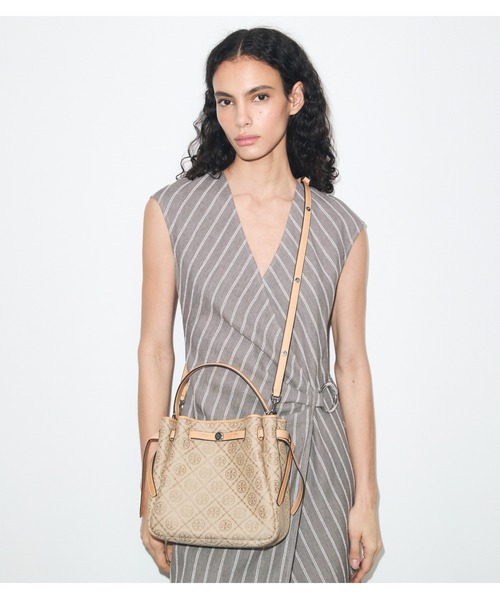TORY BURCH(トリーバーチ)の「ロミー Tモノグラム バケットバッグ(ショルダーバッグ・レディース・サンドベージュ・ONE SIZE)」の5枚目の写真