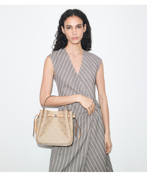 TORY BURCH(トリーバーチ)の「ロミー Tモノグラム バケットバッグ(ショルダーバッグ・レディース・サンドベージュ・ONE SIZE)」の6枚目の写真