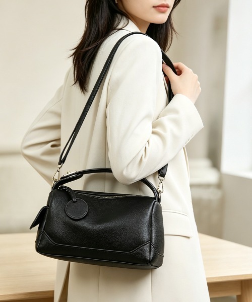 ONEP STAR(ワンピスター)の「ラウンドチャーム付き2wayシボ感ミニハンドバッグ(ハンドバッグ・レディース・ブラウン/ブラック・FREE)」の2枚目の写真