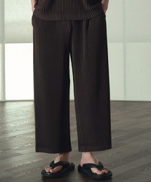 TNGT（ティーエヌジーティー）の「TNGT(ティーエヌジーティー)Yoyogi プリーツテーパードパンツ（その他パンツ）」