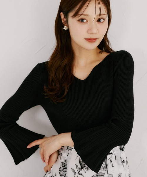 tocco closet（トッコ　クローゼット）の「ハートネックフレアスリーブリブニットプルオーバー（ニット/セーター・レディース・ブラック/ピンク/アイボリー・M）」の2枚目の写真