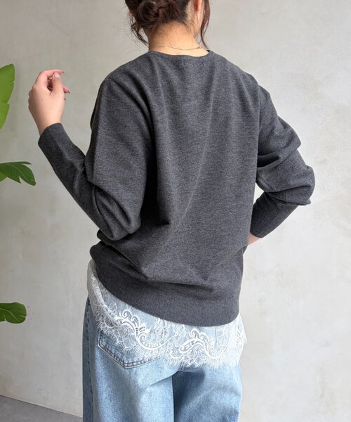 Jena espace merveilleux（ジェナ　エスパスメルヴェイユ）の「ストレッチVネックニット（ニット/セーター・レディース・レッド/オフホワイト/チャコールグレー・FREE）」の16枚目の写真