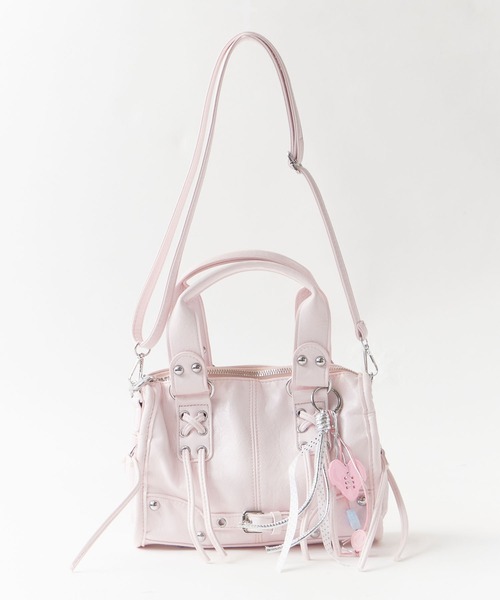 Chick(チック)の「2way Lace-up Studs Belt Hand Bag with Charm / チャーム付き 2WAY レースアップ スタッズ ベルト ハンドバッグ ショルダーバッグ ショルダー取り外し可能 y2k 韓国系 コンパクト ミニ レディース 2026年 夏 夏服(ショルダーバッグ・レディース・ブラック/ブルー/ピンク/アイボリー・FREE)」の4枚目の写真