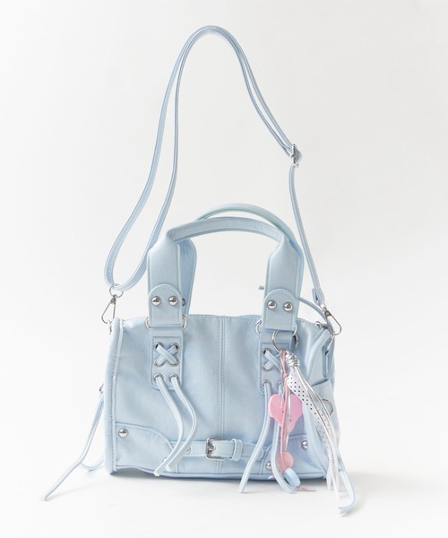Chick(チック)の「2way Lace-up Studs Belt Hand Bag with Charm / チャーム付き 2WAY レースアップ スタッズ ベルト ハンドバッグ ショルダーバッグ ショルダー取り外し可能 y2k 韓国系 コンパクト ミニ レディース 2026年 夏 夏服(ショルダーバッグ・レディース・ブラック/ブルー/ピンク/アイボリー・FREE)」の3枚目の写真