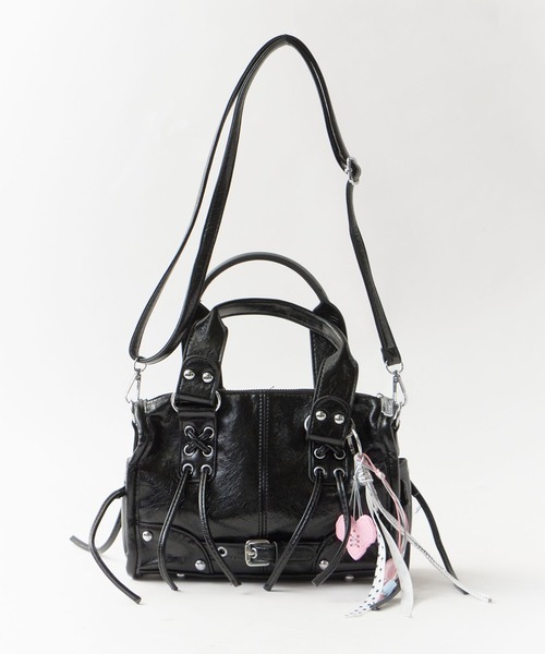 Chick(チック)の「2way Lace-up Studs Belt Hand Bag with Charm / チャーム付き 2WAY レースアップ スタッズ ベルト ハンドバッグ ショルダーバッグ ショルダー取り外し可能 y2k 韓国系 コンパクト ミニ レディース 2026年 夏 夏服(ショルダーバッグ・レディース・ブラック/ブルー/ピンク/アイボリー・FREE)」の2枚目の写真