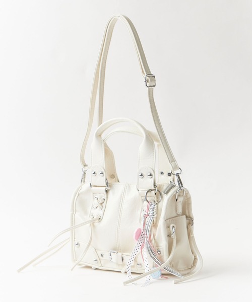 Chick(チック)の「2way Lace-up Studs Belt Hand Bag with Charm / チャーム付き 2WAY レースアップ スタッズ ベルト ハンドバッグ ショルダーバッグ ショルダー取り外し可能 y2k 韓国系 コンパクト ミニ レディース 2026年 夏 夏服(ショルダーバッグ・レディース・ブラック/ブルー/ピンク/アイボリー・FREE)」の5枚目の写真