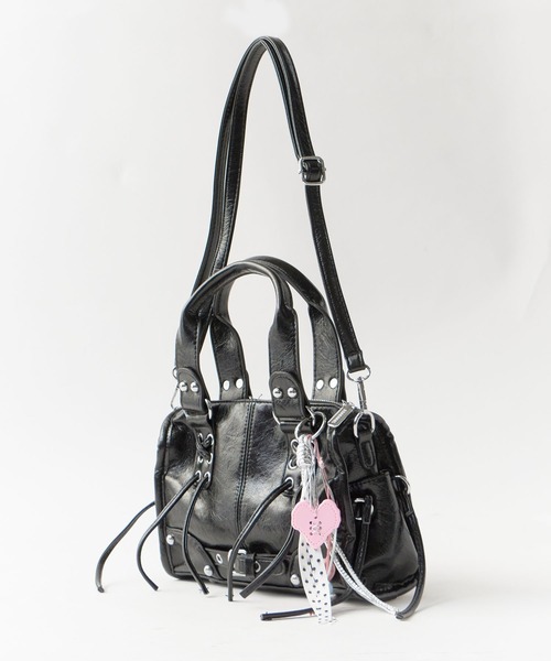 Chick(チック)の「2way Lace-up Studs Belt Hand Bag with Charm / チャーム付き 2WAY レースアップ スタッズ ベルト ハンドバッグ ショルダーバッグ ショルダー取り外し可能 y2k 韓国系 コンパクト ミニ レディース 2026年 夏 夏服(ショルダーバッグ・レディース・ブラック/ブルー/ピンク/アイボリー・FREE)」の6枚目の写真