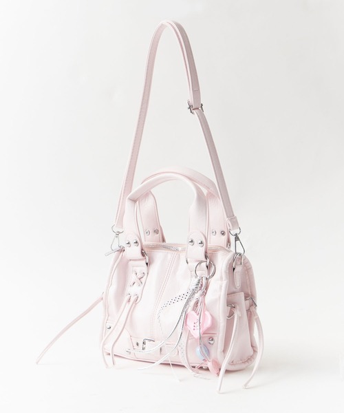 Chick(チック)の「2way Lace-up Studs Belt Hand Bag with Charm / チャーム付き 2WAY レースアップ スタッズ ベルト ハンドバッグ ショルダーバッグ ショルダー取り外し可能 y2k 韓国系 コンパクト ミニ レディース 2026年 夏 夏服(ショルダーバッグ・レディース・ブラック/ブルー/ピンク/アイボリー・FREE)」の8枚目の写真