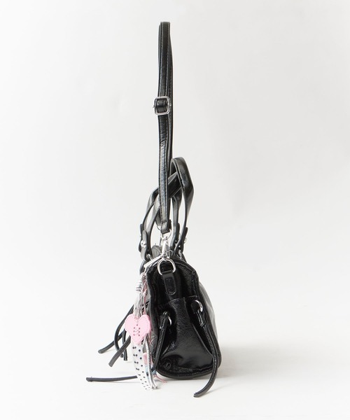 Chick(チック)の「2way Lace-up Studs Belt Hand Bag with Charm / チャーム付き 2WAY レースアップ スタッズ ベルト ハンドバッグ ショルダーバッグ ショルダー取り外し可能 y2k 韓国系 コンパクト ミニ レディース 2026年 夏 夏服(ショルダーバッグ・レディース・ブラック/ブルー/ピンク/アイボリー・FREE)」の14枚目の写真