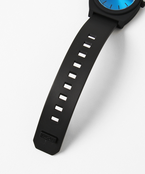 NIXON（ニクソン）の「THE TIME TELLER P（アナログ腕時計・レディース・ブルー/ホワイト×ゴールド/レッド/ブラック/ブラック系その他/ブラック×ブルー/ブラック系その他2・FREE）」の16枚目の写真