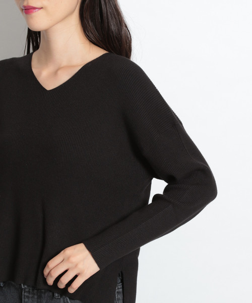 niko and...(ニコアンド)の「VISナイロンリブVネックプルオーバー(ニット/セーター・レディース・ブラック/ベージュ/レッド/チャコール・MEDIUM/LARGE)」の13枚目の写真