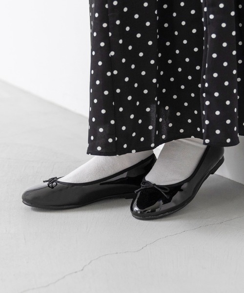 menue（メヌエ）の「freely(フリーリー) 幅広4E ラウンドトゥ リボン バレエシューズ（バレエシューズ・レディース・ブラック/レッド/ブラック系その他/レオパード/グレイッシュベージュ/シルバー/アイボリー/パイソン/ブラック系その他2/パープル/シルバー系その他・22.5cm/23.5cm/24.5cm/25.5cm/26.5cm/23.0cm/24.0cm/25.0cm/26.0cm/22.0cm）」の4枚目の写真