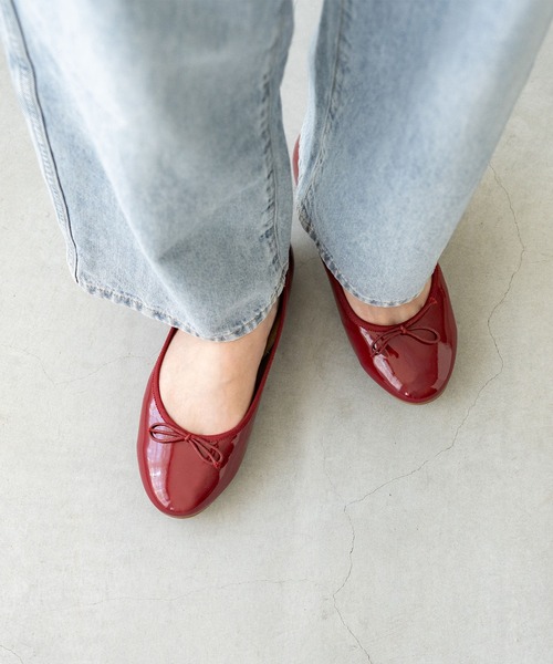 menue（メヌエ）の「freely(フリーリー) 幅広4E ラウンドトゥ リボン バレエシューズ（バレエシューズ・レディース・ブラック/レッド/ブラック系その他/レオパード/グレイッシュベージュ/シルバー/アイボリー/パイソン/ブラック系その他2/パープル/シルバー系その他・22.5cm/23.5cm/24.5cm/25.5cm/26.5cm/23.0cm/24.0cm/25.0cm/26.0cm/22.0cm）」の7枚目の写真