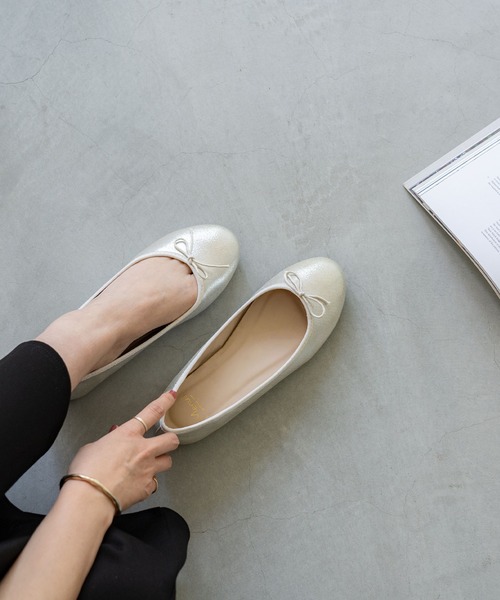 menue（メヌエ）の「freely(フリーリー) 幅広4E ラウンドトゥ リボン バレエシューズ（バレエシューズ・レディース・ブラック/レッド/ブラック系その他/レオパード/グレイッシュベージュ/シルバー/アイボリー/パイソン/ブラック系その他2/パープル/シルバー系その他・22.5cm/23.5cm/24.5cm/25.5cm/26.5cm/23.0cm/24.0cm/25.0cm/26.0cm/22.0cm）」の8枚目の写真