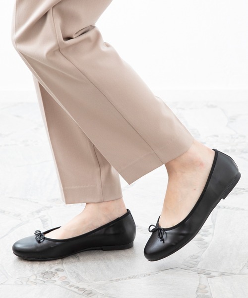 menue（メヌエ）の「freely(フリーリー) 幅広4E ラウンドトゥ リボン バレエシューズ（バレエシューズ・レディース・ブラック/レッド/ブラック系その他/レオパード/グレイッシュベージュ/シルバー/アイボリー/パイソン/ブラック系その他2/パープル/シルバー系その他・22.5cm/23.5cm/24.5cm/25.5cm/26.5cm/23.0cm/24.0cm/25.0cm/26.0cm/22.0cm）」の17枚目の写真