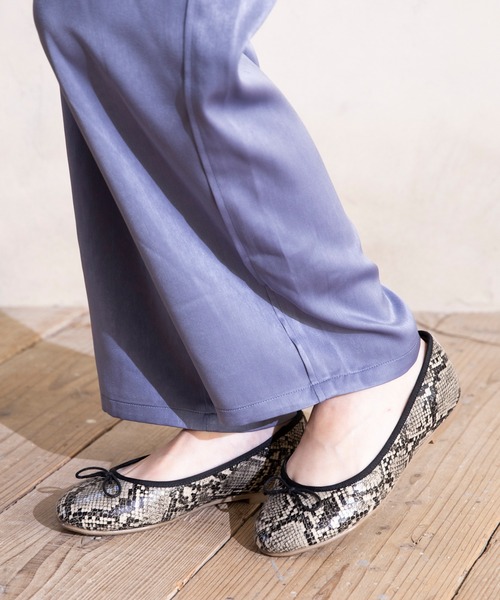 menue（メヌエ）の「freely(フリーリー) 幅広4E ラウンドトゥ リボン バレエシューズ（バレエシューズ・レディース・ブラック/レッド/ブラック系その他/レオパード/グレイッシュベージュ/シルバー/アイボリー/パイソン/ブラック系その他2/パープル/シルバー系その他・22.5cm/23.5cm/24.5cm/25.5cm/26.5cm/23.0cm/24.0cm/25.0cm/26.0cm/22.0cm）」の19枚目の写真