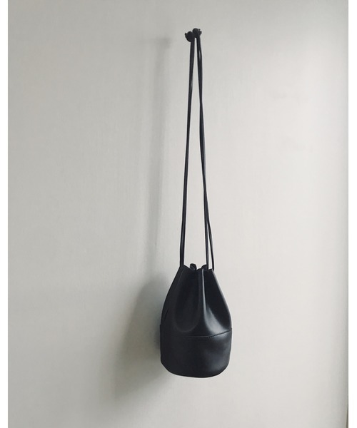 Niell（ニール）の「フェイクレザー ドローストリング 巾着 ポーチ（ハンドバッグ・メンズ・ブラック・FREE）」の7枚目の写真