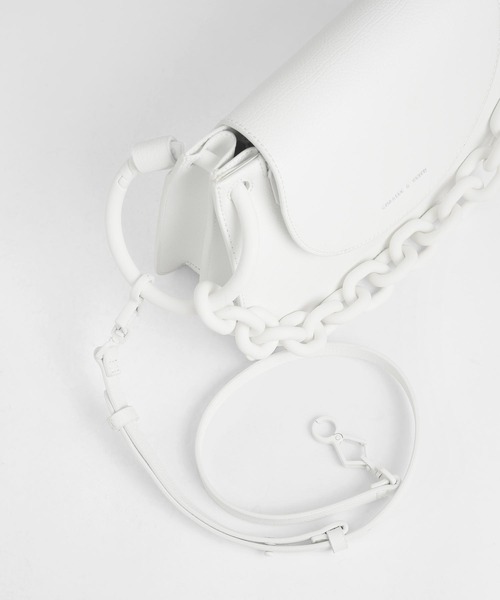 CHARLES & KEITH(チャールズ & キース)の「チャンキーチェーンリンクショルダーバッグ / Chunky Chain Link Shoulder Bag(ハンドバッグ・レディース・ホワイト/ブラック/ダークブラウン・M)」の6枚目の写真