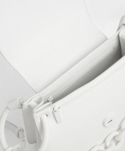 CHARLES & KEITH(チャールズ & キース)の「チャンキーチェーンリンクショルダーバッグ / Chunky Chain Link Shoulder Bag(ハンドバッグ・レディース・ホワイト/ブラック/ダークブラウン・M)」の7枚目の写真