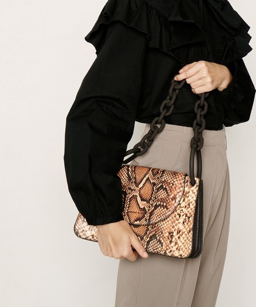 CHARLES & KEITH(チャールズ & キース)の「チャンキーチェーンリンクショルダーバッグ / Chunky Chain Link Shoulder Bag(ハンドバッグ・レディース・ホワイト/ブラック/ダークブラウン・M)」の14枚目の写真