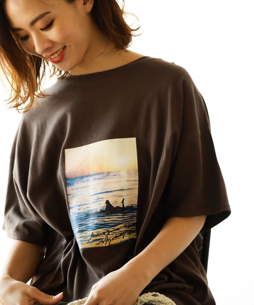BAYFLOW(ベイフロー)の「フォトプリントBIG TEE(Tシャツ/カットソー・レディース・ベージュ/ブラウン/オフホワイト・FREE)」の4枚目の写真