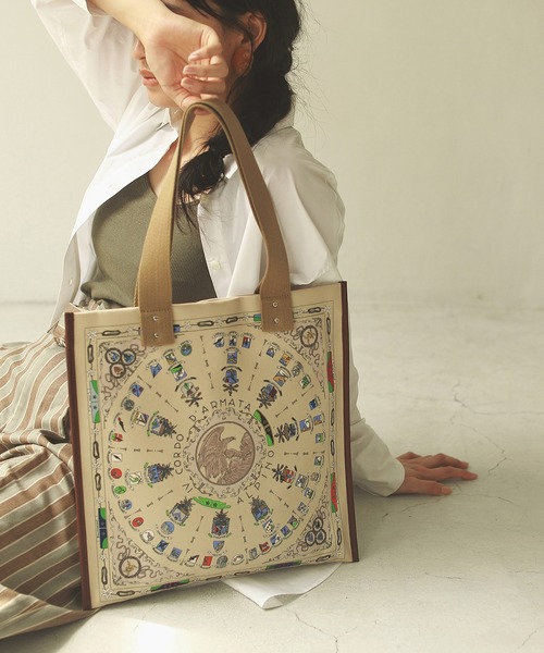 TOPKAPI（トプカピ）の「[トプカピ トレジャー]TOPKAPI TREASURE スカーフ パネル柄 マチなし トート バッグ（トートバッグ・レディース・ベージュ/ネイビー・FREE）」の2枚目の写真