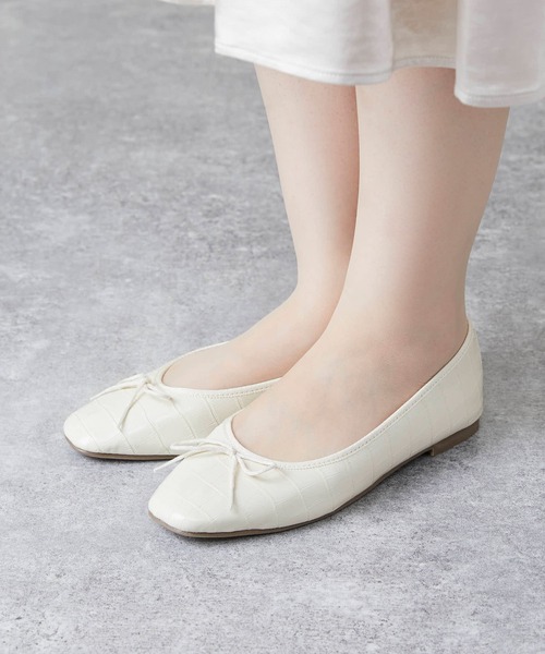 menue（メヌエ）の「【21.0～26.5サイズ展開 / 新色追加】【 ふわカル 】 スクエアトゥ バレエシューズ（バレエシューズ・レディース・アイボリー/ブラック/ライトグリーン/ブラウン系その他2/パープル/レッド系その他/ブロンズ/グレイッシュベージュ/ベージュ系その他/グリーン/アッシュグレー/レオパード/シルバー/アッシュブラウン/ブラウン系その他/キャメル/ブラック系その他/パイソン/その他/ベージュ系その他4/ブラック系その他3/ベージュ系その他2/ブルー/ラベンダー/ブラック系その他2/ベージュ系その他3/ドット/チャコールグレー/ベージュ系その他5/ブラック系その他4/ブラウン系その他4/ホワイト系その他2/ゼブラ/ブラウン系その他3/ブラウン系その他5/ホワイト系その他/ゴールド/グレー系その他/レッド/グレー系その他2/ブラック系その他5/ペールイエロー/その他1/ブラウン系その他6/ピンク/グリーン系その他/その他2/アニマル/イエロー/ブルー系その他/チェック/グレー系その他3/ブラウン系その他7/ライトグレー/オレンジ/ゴールド系その他/ダークグリーン/シルバー系その他2/シルバー系その他/ピンク系1/ブラック系1/ベージュ系1/ブラウン系/オフホワイト/ベージュ系2/ダークブラウン/レッド系その他2/ブラウン/ホワイト系その他3/ブラック系その他7/ブラック系その他6/ライトブルー・25.0cm/23.0cm/26.0cm/24.0cm/24.5cm/23.5cm/21.5cm/22.0cm/26.5cm/25.5cm/22.5cm/21.0cm）」の4枚目の写真