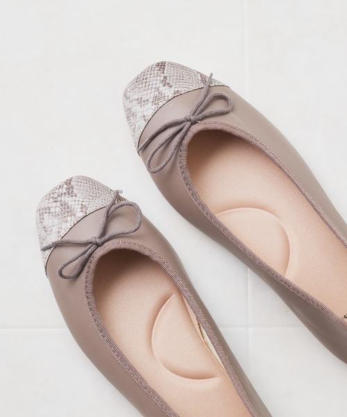 menue（メヌエ）の「【21.0～26.5サイズ展開 / 新色追加】【 ふわカル 】 スクエアトゥ バレエシューズ（バレエシューズ・レディース・アイボリー/ブラック/ライトグリーン/ブラウン系その他2/パープル/レッド系その他/ブロンズ/グレイッシュベージュ/ベージュ系その他/グリーン/アッシュグレー/レオパード/シルバー/アッシュブラウン/ブラウン系その他/キャメル/ブラック系その他/パイソン/その他/ベージュ系その他4/ブラック系その他3/ベージュ系その他2/ブルー/ラベンダー/ブラック系その他2/ベージュ系その他3/ドット/チャコールグレー/ベージュ系その他5/ブラック系その他4/ブラウン系その他4/ホワイト系その他2/ゼブラ/ブラウン系その他3/ブラウン系その他5/ホワイト系その他/ゴールド/グレー系その他/レッド/グレー系その他2/ブラック系その他5/ペールイエロー/その他1/ブラウン系その他6/ピンク/グリーン系その他/その他2/アニマル/イエロー/ブルー系その他/チェック/グレー系その他3/ブラウン系その他7/ライトグレー/オレンジ/ゴールド系その他/ダークグリーン/シルバー系その他2/シルバー系その他/ピンク系1/ブラック系1/ベージュ系1/ブラウン系/オフホワイト/ベージュ系2/ダークブラウン/レッド系その他2/ブラウン/ホワイト系その他3/ブラック系その他7/ブラック系その他6/ライトブルー・25.0cm/23.0cm/26.0cm/24.0cm/24.5cm/23.5cm/21.5cm/22.0cm/26.5cm/25.5cm/22.5cm/21.0cm）」の18枚目の写真