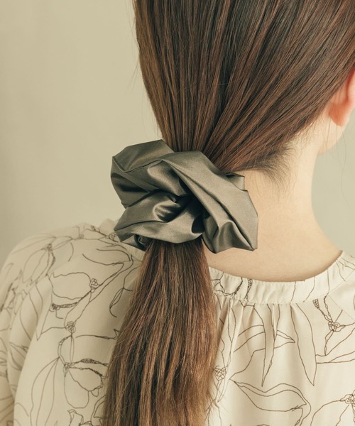 SMELLY（スメリー）の「メタリックシュシュ（シュシュ・レディース・ブラック/ライトブラウン・-）」の2枚目の写真