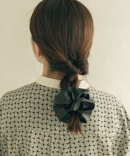 SMELLY（スメリー）の「メタリックシュシュ（シュシュ・レディース・ブラック/ライトブラウン・-）」の4枚目の写真