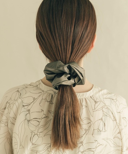 SMELLY（スメリー）の「メタリックシュシュ（シュシュ・レディース・ブラック/ライトブラウン・-）」の6枚目の写真