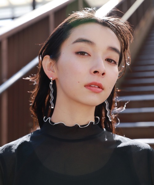 HARE（ハレ）の「クリアウェーブピアス(HARE)（ピアス（両耳用）・レディース・シルバー/ゴールド/ブルー/ブラック・FREE）」の5枚目の写真