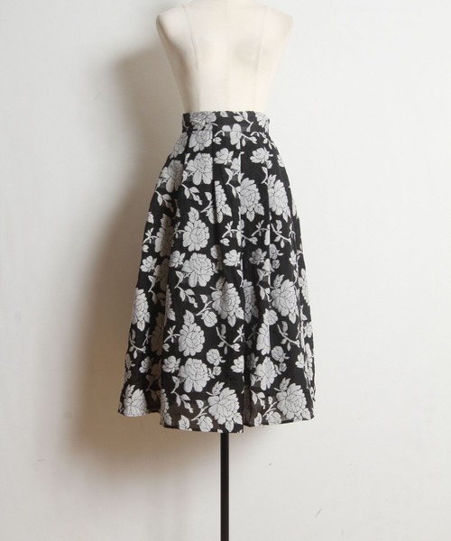 tocco closet(トッコ クローゼット)の「オーガンジージャガードタックフレアスカート≪tocco closet luxe≫(スカート・レディース・オフホワイト/ブラック/ネイビー・M)」の8枚目の写真