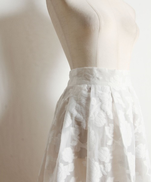 tocco closet(トッコ クローゼット)の「オーガンジージャガードタックフレアスカート≪tocco closet luxe≫(スカート・レディース・オフホワイト/ブラック/ネイビー・M)」の9枚目の写真
