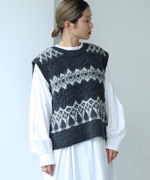 cardo fabrica（カルドファブリカ）の「ケーブル×編み込み柄ハンドニットベスト（ベスト・レディース・チャコールグレー・FREE）」の3枚目の写真
