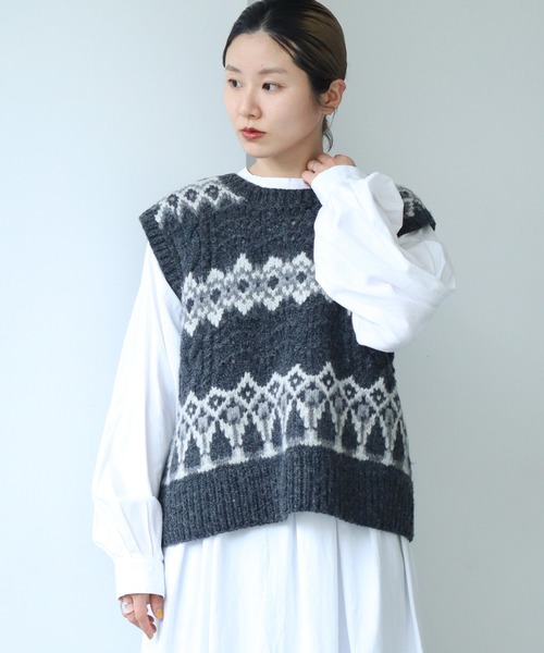 cardo fabrica（カルドファブリカ）の「ケーブル×編み込み柄ハンドニットベスト（ベスト・レディース・チャコールグレー・FREE）」の4枚目の写真