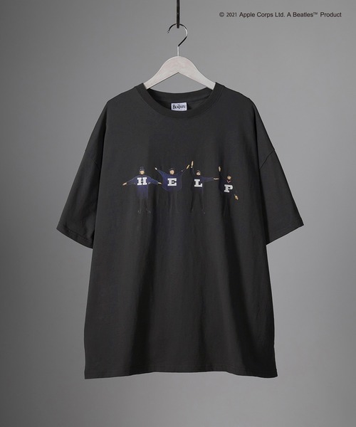 The Beatles(ザビートルズ)の「【THE BEATLES】Help Over Tee(Tシャツ/カットソー・メンズ・ブラック/ホワイト・XL/L/M)」の1枚目の写真