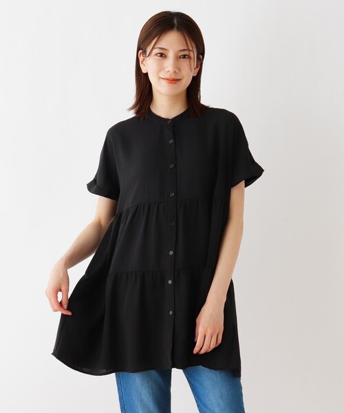 SHOO・LA・RUE（シューラルー）の「◆バンドカラーティアードブラウス（シャツ/ブラウス・レディース・ブラック/ダークブラウン/オフホワイト・02/03/04）」の2枚目の写真