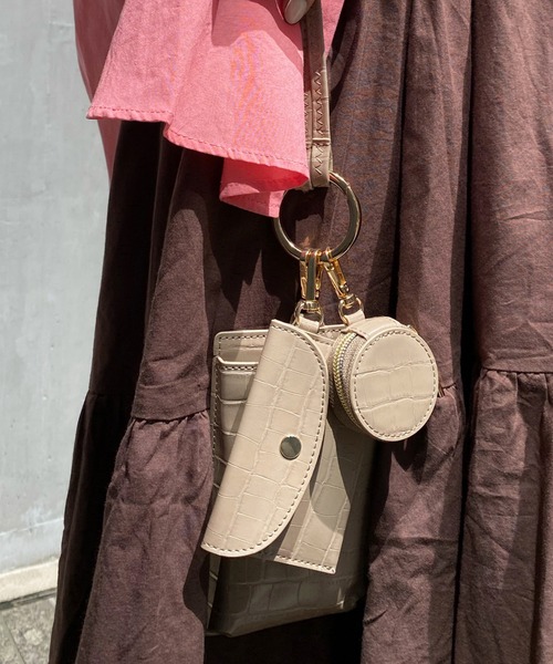 DouDou（ドゥドゥ）の「型押しマルチスマホショルダー（ショルダーバッグ・レディース・ブラック/グレイッシュベージュ/カーキ/ピンク・FREE）」の3枚目の写真