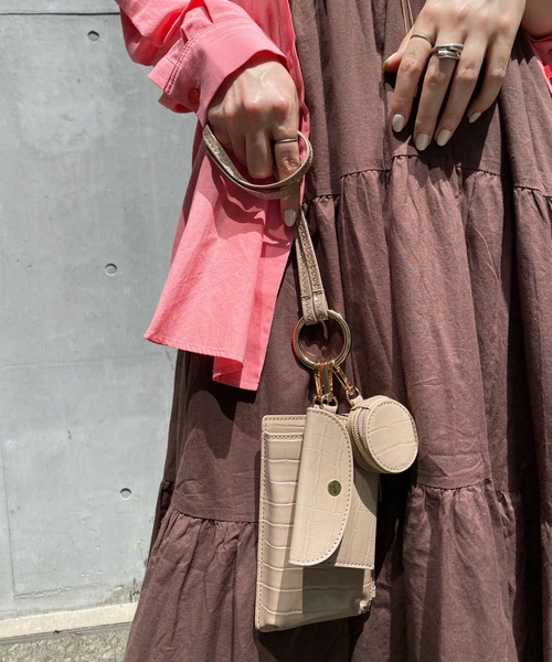 DouDou（ドゥドゥ）の「型押しマルチスマホショルダー（ショルダーバッグ・レディース・ブラック/グレイッシュベージュ/カーキ/ピンク・FREE）」の5枚目の写真