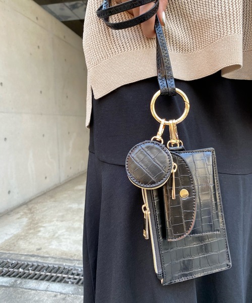 DouDou（ドゥドゥ）の「型押しマルチスマホショルダー（ショルダーバッグ・レディース・ブラック/グレイッシュベージュ/カーキ/ピンク・FREE）」の6枚目の写真