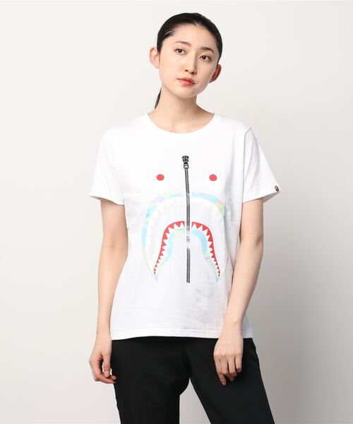 A BATHING APE（アベイシングエイプ）の「PASTEL MULTI CAMO SHARK TEE L（Tシャツ/カットソー・レディース・ホワイト×ピンク/ホワイト×グリーン/ブラック×ピンク/ブラック×グリーン・MEDIUM/SMALL/X-SMALL）」の2枚目の写真