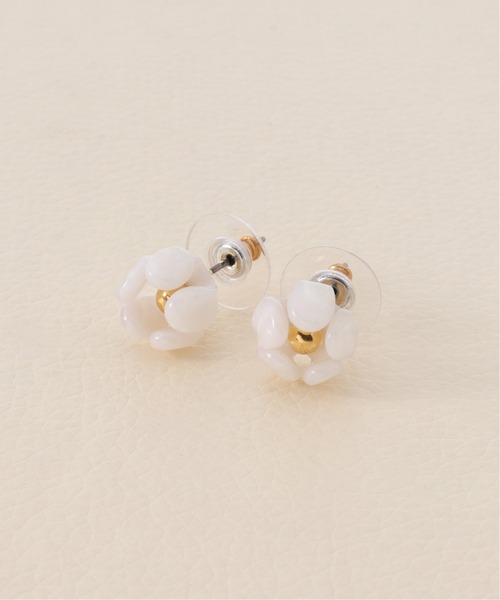 Charles Chaton（シャルルシャトン）の「LELE SADOUGHI BUTTERCUP STUD pierce（ピアス（両耳用）・レディース・ホワイト/ゴールド・FREE）」の13枚目の写真